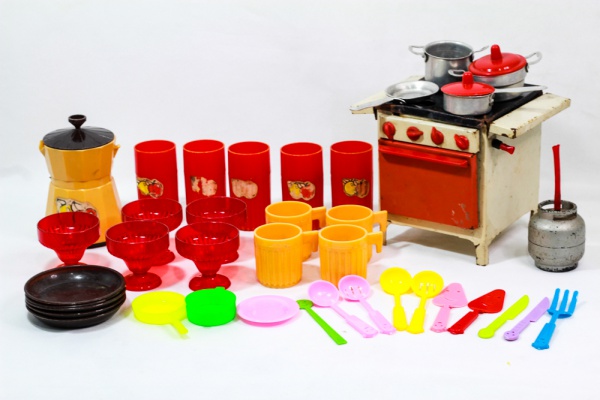Antigo jogo de panelinha e utensílios de cozinha infant