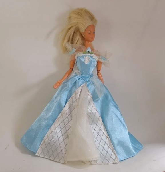 Barbie antiga vestido azul