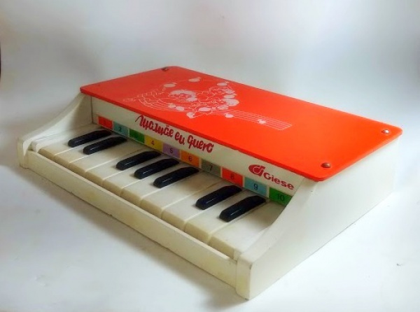 RETIRADA SOMENTE NO LOCAL. ANTIGO PIANO INFANTIL - Marca: Giese