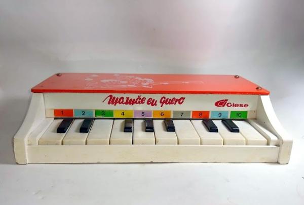 RETIRADA SOMENTE NO LOCAL. ANTIGO PIANO INFANTIL - Marca: Giese