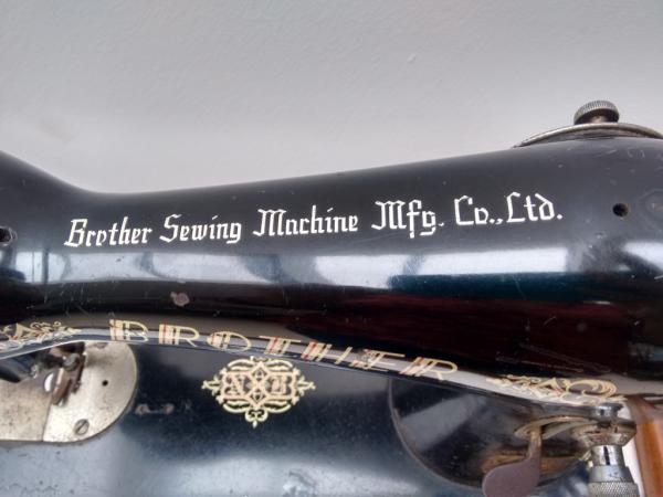 ANTIGA E RARA MÁQUINA DE COSTURA MANUAL DA BROTHER SEWING
