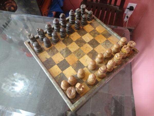 Jogo de xadrez com suas respectivas pedras, tabuleiro e