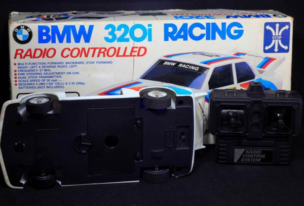 Antigo carrinho de controle remoto BMW 320i Racing na caixa