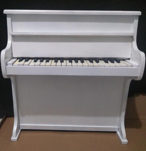 Lindo Piano Infantil em madeira aglomerada com acabame