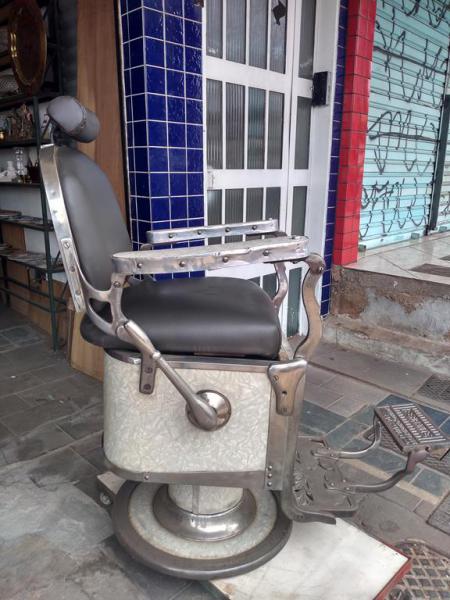 Antiga cadeira de barbeiro. Manufatura FERRANTE. Devido