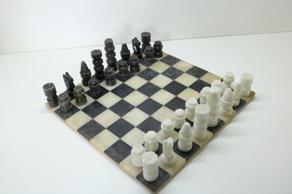 Jogo para xadrez, tabuleiro de mármore, base de metal espessurado a prata.  Com