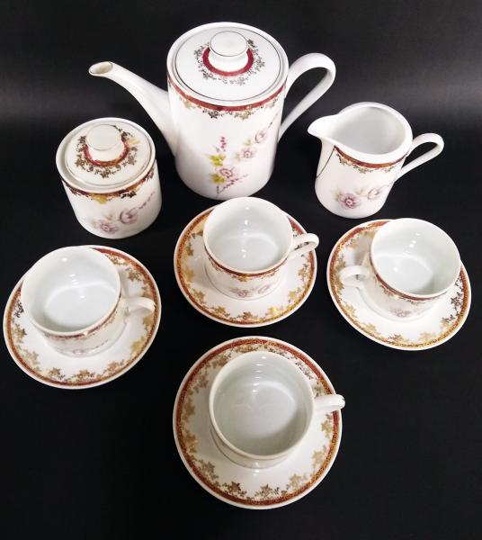 PORCELANA REAL. Antigo jogo de chá em porcelana branca