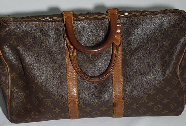 Louis Vuitton - Bolsa de viagem, em couro. Medindo: 31