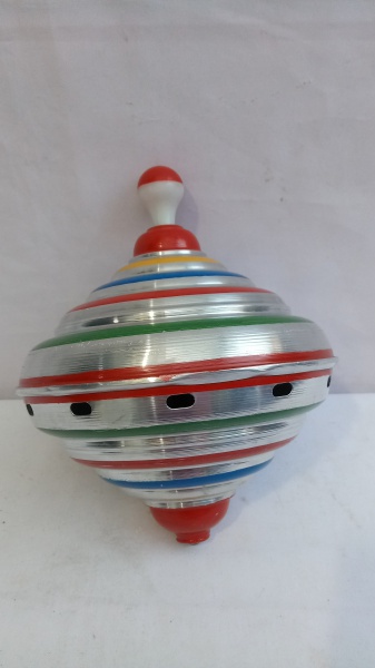 O Pião sonoro é um brinquedo retrô todo em alumínio e bem colorido