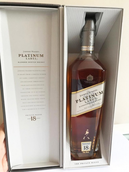 Johnnie Walker-PLATINUM LABEL (no estojo). Wisky 18 anos