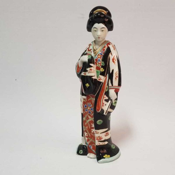 Estatueta de porcelana japonesa representando figura de gueixa co