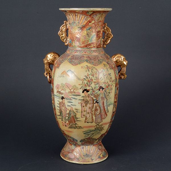 Grande vaso de porcelana japonesa do XIX, decorado em