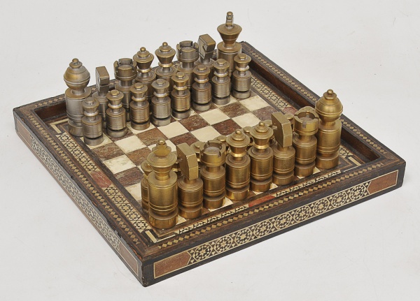 Um grande jogo de xadrez com base em madeira entalhada e uma grande peça de  xadrez esculpida