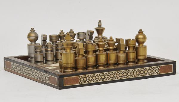 Tabuleiro de xadrez em madeira marchetada, com decoraçã