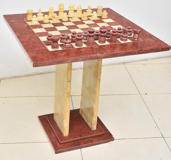 Mesa para jogo de xadrez com montagem em mármore, ônix