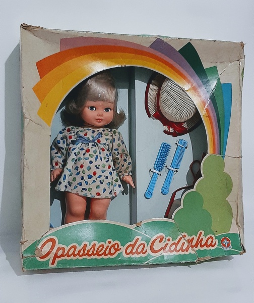 Antiga boneca na caixa lacrada com roupas típicas feito