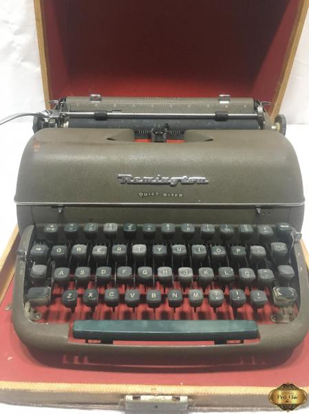 Maquina de escrever Remington Quiet-Riter. No estojo original, em