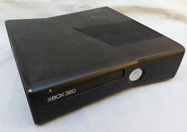 ELETRÔNICOS, dois (2) itens: 1 Console XBOX 360, modelo