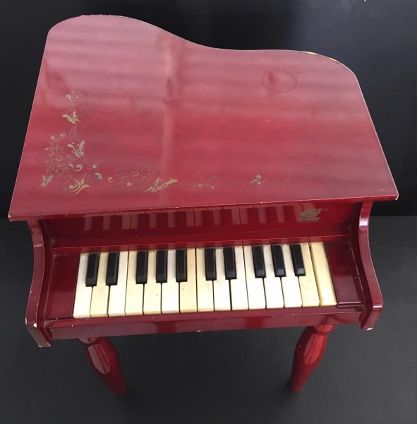 Lindo Piano Infantil em madeira aglomerada com acabame