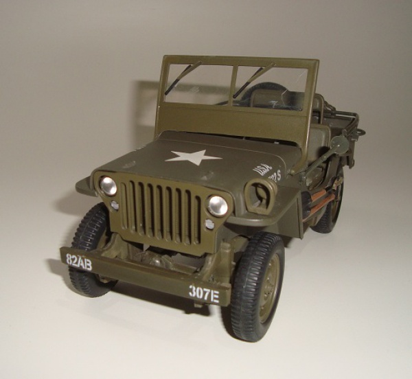 Miniatura - JEEP WILLYS 1945 - SEGUNDA GUERRA MUNDIAL - FABRICANTE