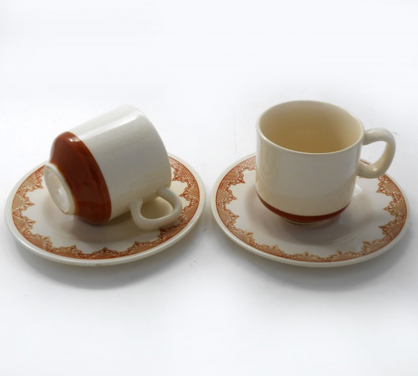 Jogo de chá e café de porcelana Pozzani Jundiaí, na cor branca com bordas  douradas com desenhos florais. Tot…