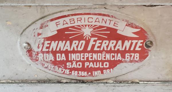 Antiga cadeira de barbeiro da marca Gennaro Ferrante (