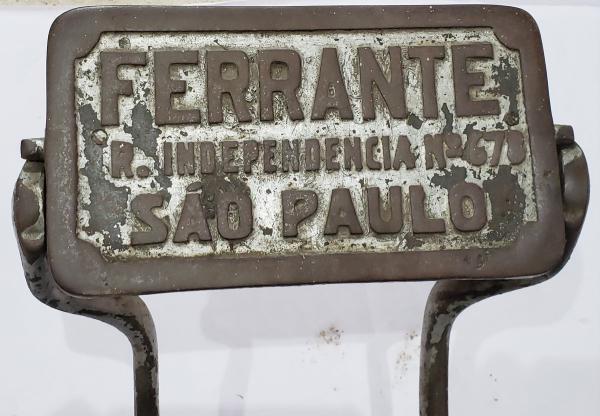 Antiga cadeira de barbeiro do fabricante Ferrante, na c