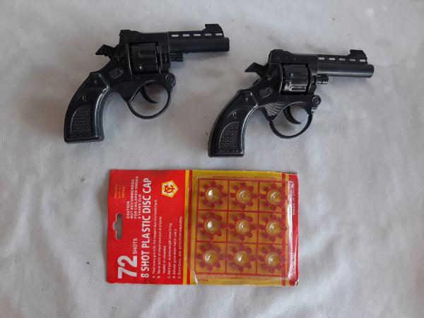 2 armas de espoleta com uma caixinha de espoleta Arma d