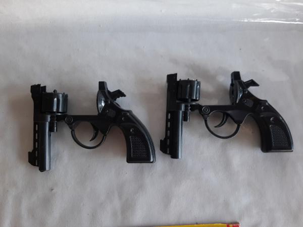 2 armas de espoleta com uma caixinha de espoleta Arma d