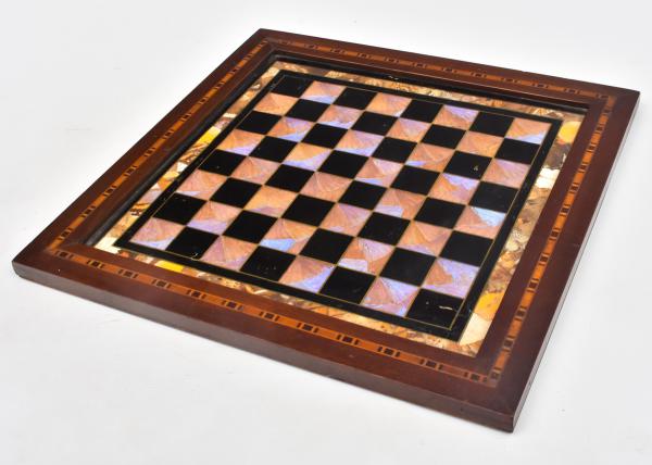 Peças de xadrez antigas no tabuleiro de xadrez fantástico campo de batalha