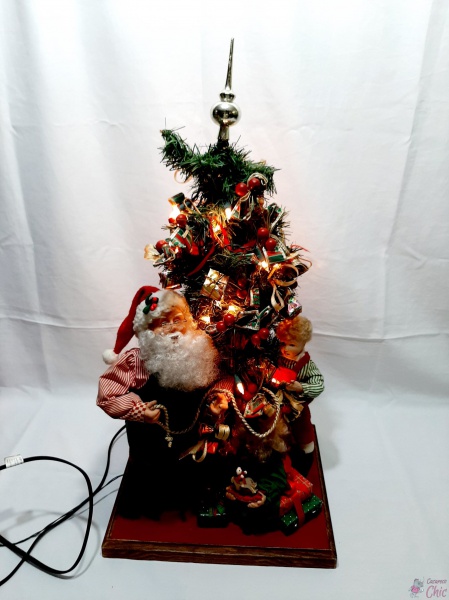 Enfeite de árvore de natal com papai Noel, decorada com