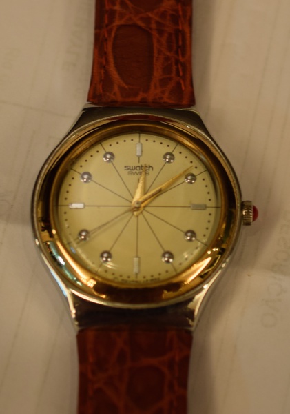 relogio swatch marrom