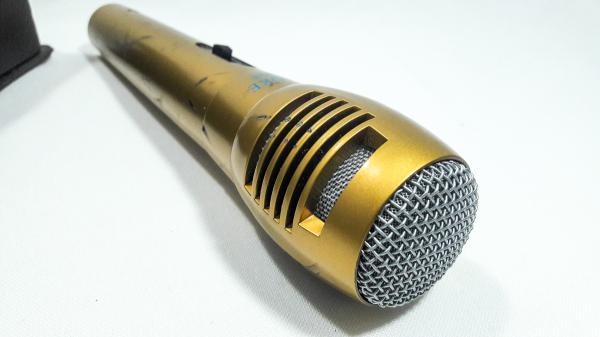 Antigo microfone dourado de Dynamic Professio