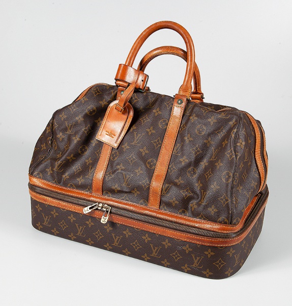 Porta terno vintage Louis Vuitton. Apresenta desgastes