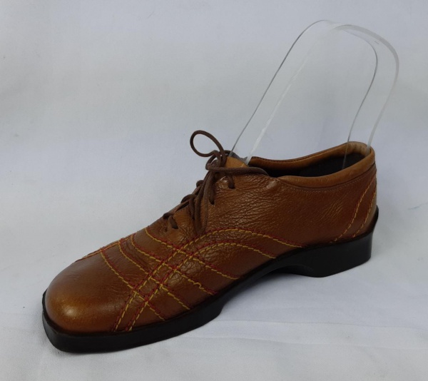 Sapato em couro no tom marrom com cadarço Solado em borracha Ama