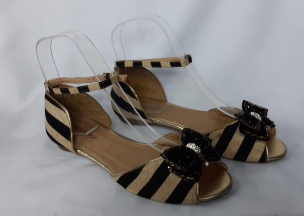 AQUAMAR Peep Toe em grosso tecido no padrão listrado, em tons de