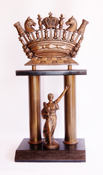 Um troféu de xadrez com o título 'campeonato mundial' nele