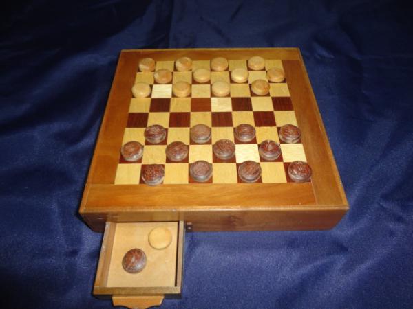 Jogo de damas feito em caixa de madeira, com gaveta emb