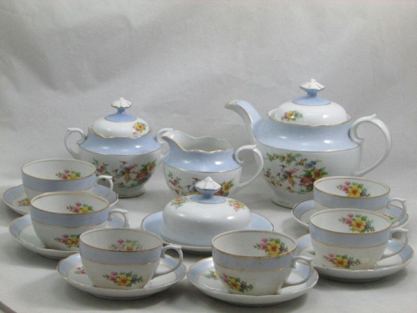 PORCELANA REAL. Antigo jogo de chá em porcelana branca