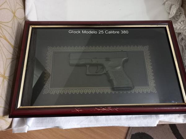 MILITARIA - Quadro alusivo a pistola Glock modelo 25 ca