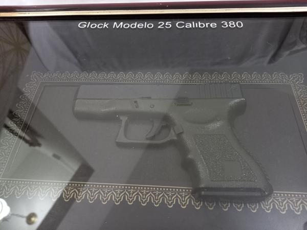 MILITARIA - Quadro alusivo a pistola Glock modelo 25 ca