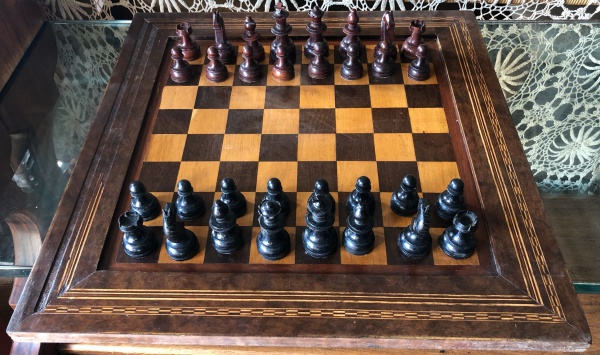 Diferente tabuleiro de xadrez, confeccionado em folha d
