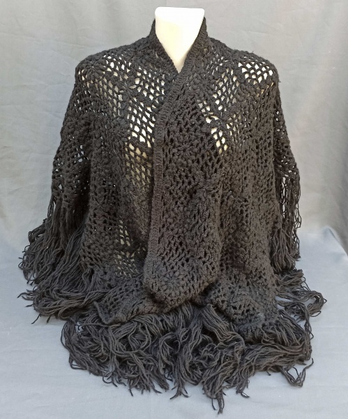 um (1) xale, confeccionado em crochê de lã