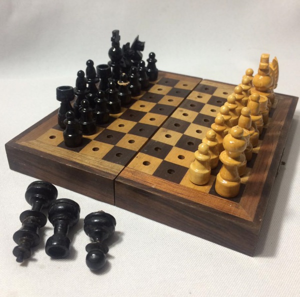 Antigo mini jogo de xadrez, marca Schach, completo, no