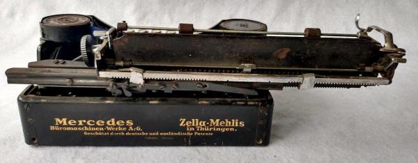 Antiga máquina de escrever alemã MERCEDES PRIMA, na caixa original