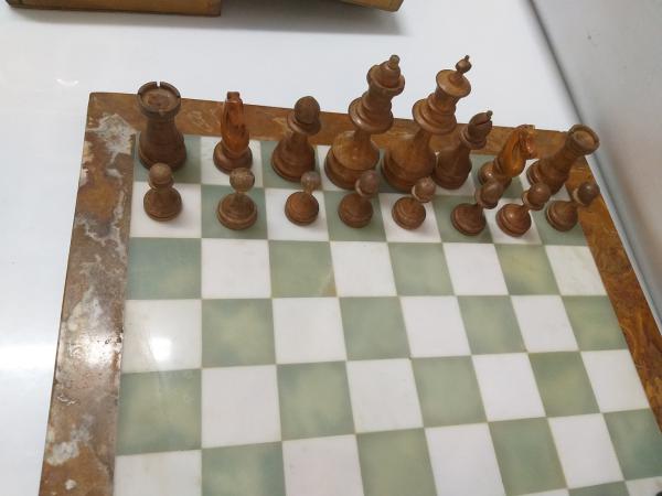 Tabuleiro de xadrez em mármore verde e branco, 32 peças