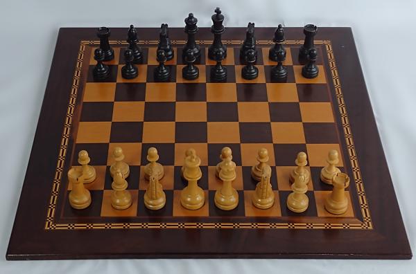 Lot - Jogo xadrez em madeira pintada (33)