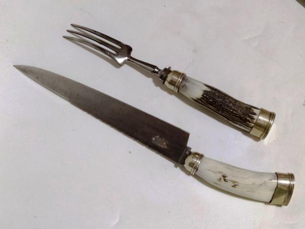 Trinchante para peixe (faca e garfo). Lâmina de metal i