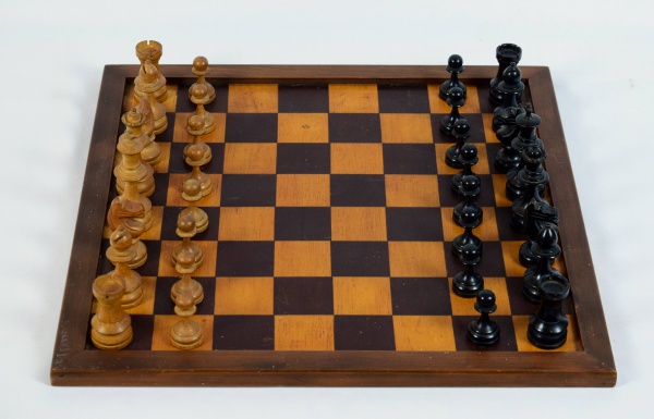 Jogo de xadrez completo. Tabuleiro de madeira e metal.