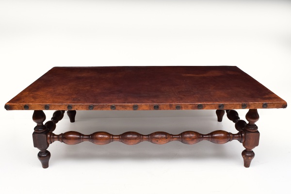 Antiga mesa de centro em madeira nobre com magnífico ta